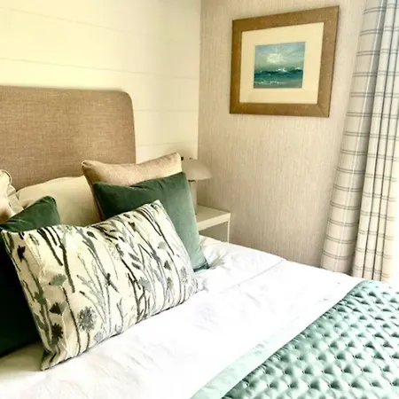 Hollicarrs - Oak Tree *