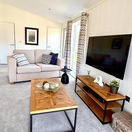 Hollicarrs - Oak Tree *