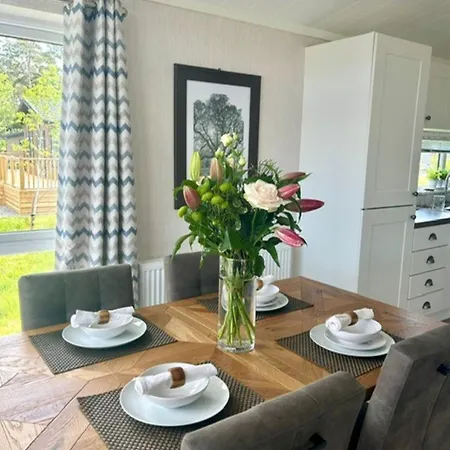 Hollicarrs - Oak Tree